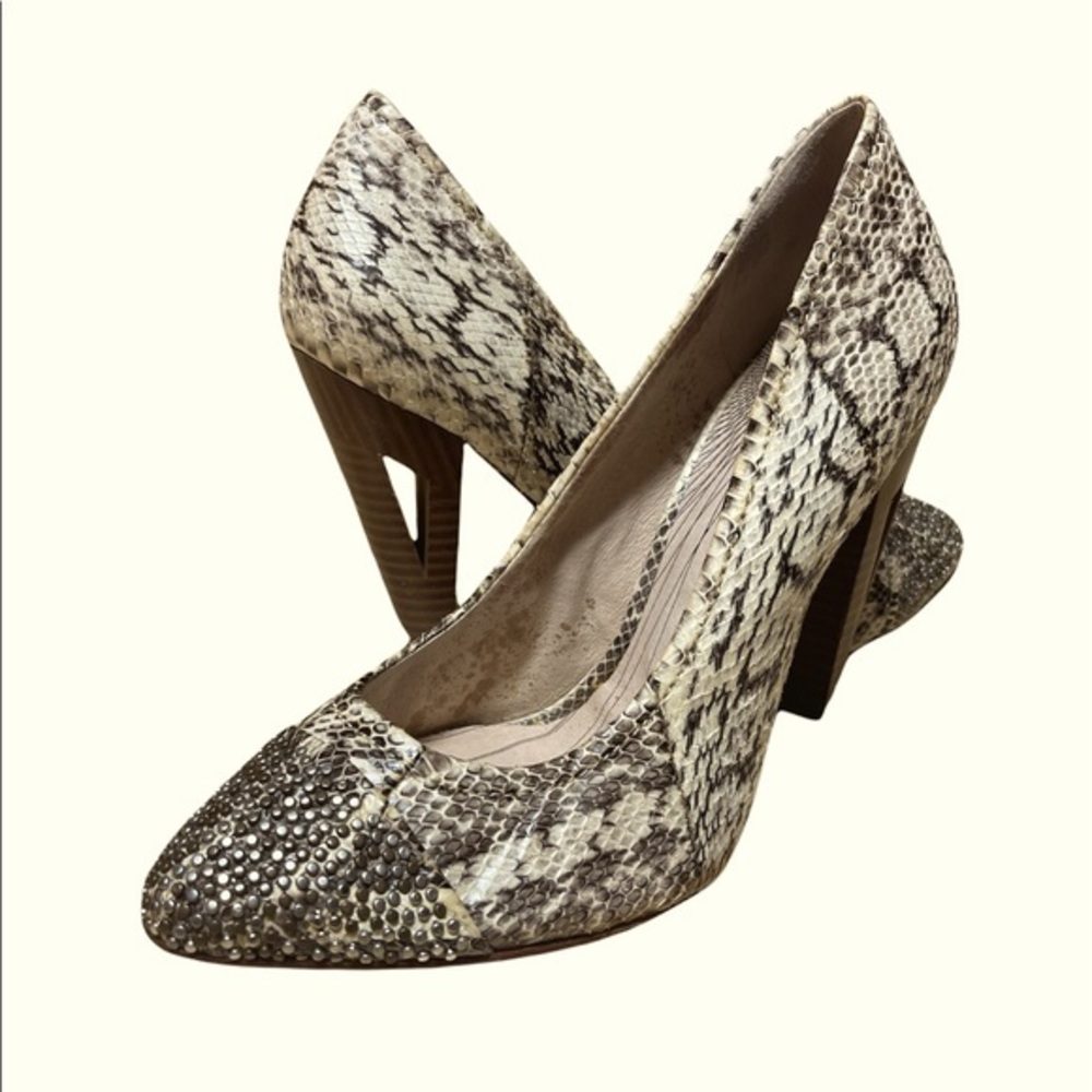 Modern Vintage  Raphie Pump